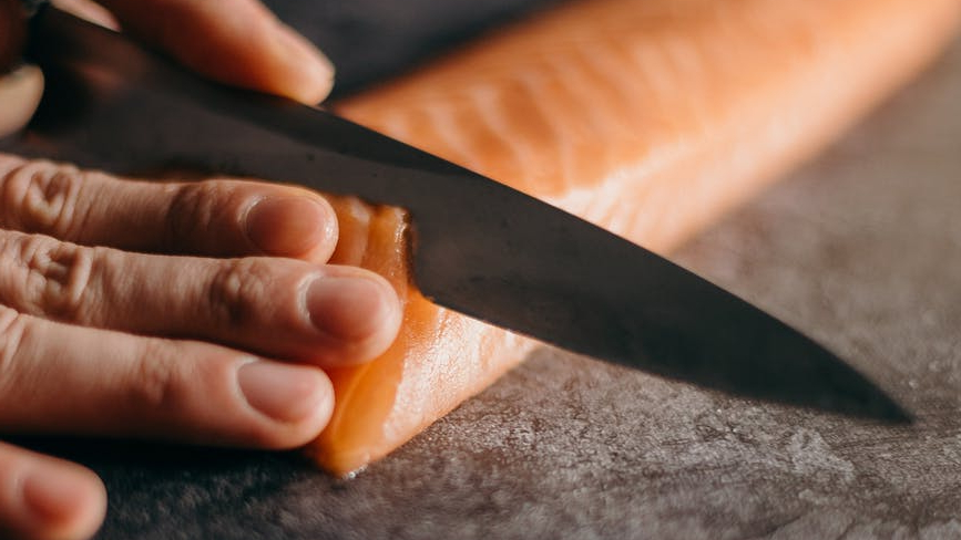 Λεμονάτος σολωμός με κούς-κούς αρωματισμένο με θυμάρι και κρεμμύδια σαλάτα