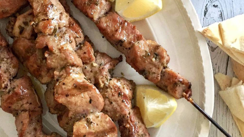 Χοιρινά σουβλάκια με πίτα και τζατζίκι